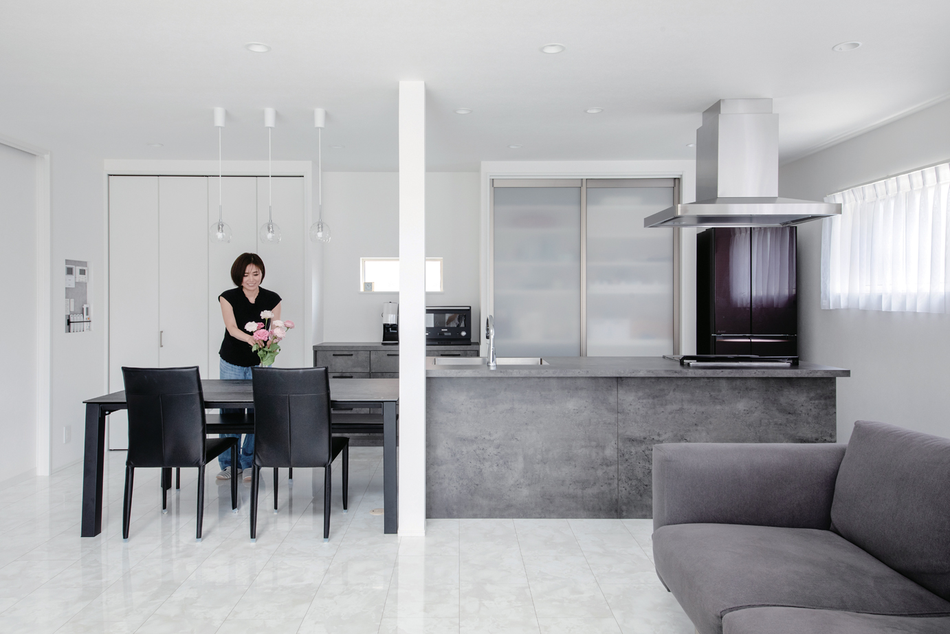 絆家（きずなや）【デザイン住宅、収納力、間取り】名古屋のショールームを訪れて選んだ「グラフテクト」のキッチン。エイジング加工したコンクリートのような風合いと、スッキリしたデザインが都会的な印象に。基本的にモノは置かず、生花の花瓶を一つだけ飾るのがKさんのこだわり