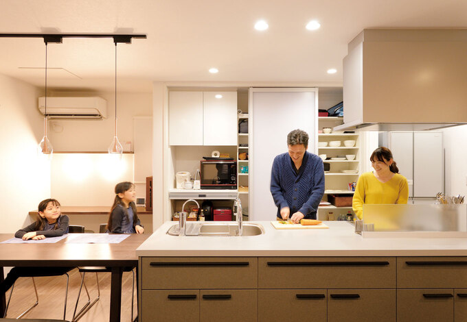 奥さまこだわりのアイランドキッチンで、夫婦で仲良くクッキング。普段からご主人がキッチンに立つことも多く、この日はピーマンが苦手な次女のために新メニューに挑戦！