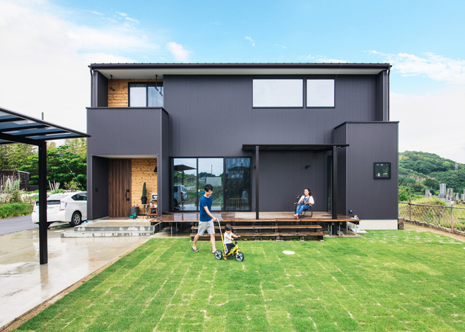 味わい深く仕上げたガルバリウムの外観