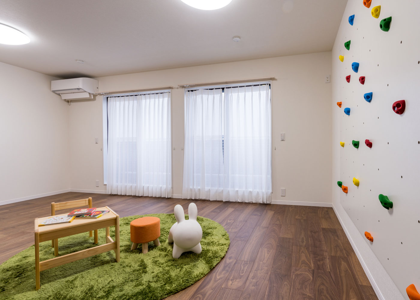 寺田工務店【趣味、省エネ】ボルダリングボードを設置した子ども部屋。子どもが小さいうちは広いプレイルームとして大活躍。将来的に部屋を仕切れるよう設計