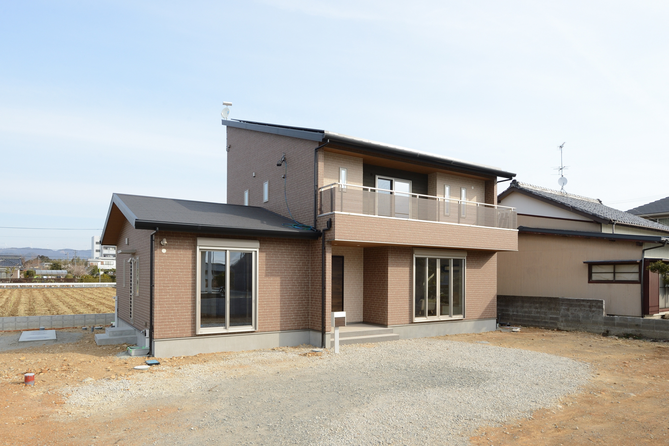 Yamaguchi Design 【収納力、二世帯住宅、間取り】重厚で気品ある佇まいを見せるY邸の外観。11.4kWの太陽光発電は、同社が提案するZERO SECHにより初期費用0円で搭載した。これは月々の売電収入で代金を返済するシステムで、返済終了後の20年間の売電収入はすべて自分たちのものになる