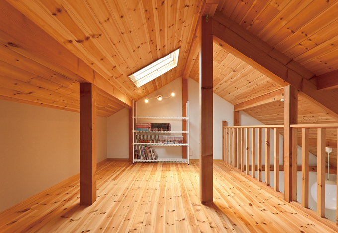 広々、のびのびの子ども部屋 設計時にはあった壁を取り払い、二間続きにした子ども部屋。 勾配天井を生かした大きなロフトも備え、ここが父子のお気に入 り。外断熱で、夏でも暑くないのがうれしい