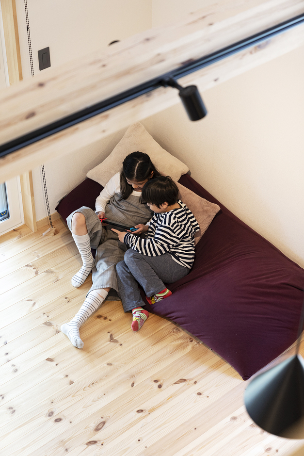 自然光が優しく注ぎ込むリビング。ソファは置かずに床座で過ごす空間になっている。