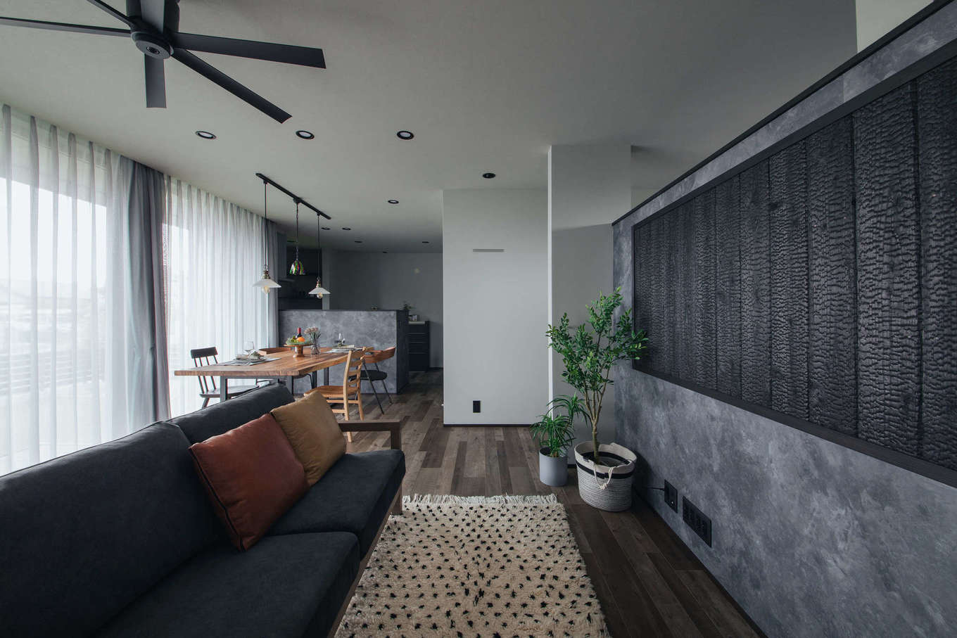 DAITOKU（大得工務店）【夫婦で暮らす、ペット、平屋】LDKのアクセントに施工した焼杉がお気に入り