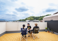 抜群の開放感が味わえる屋上テラスは、晴れた日のアウトドアリビングにも