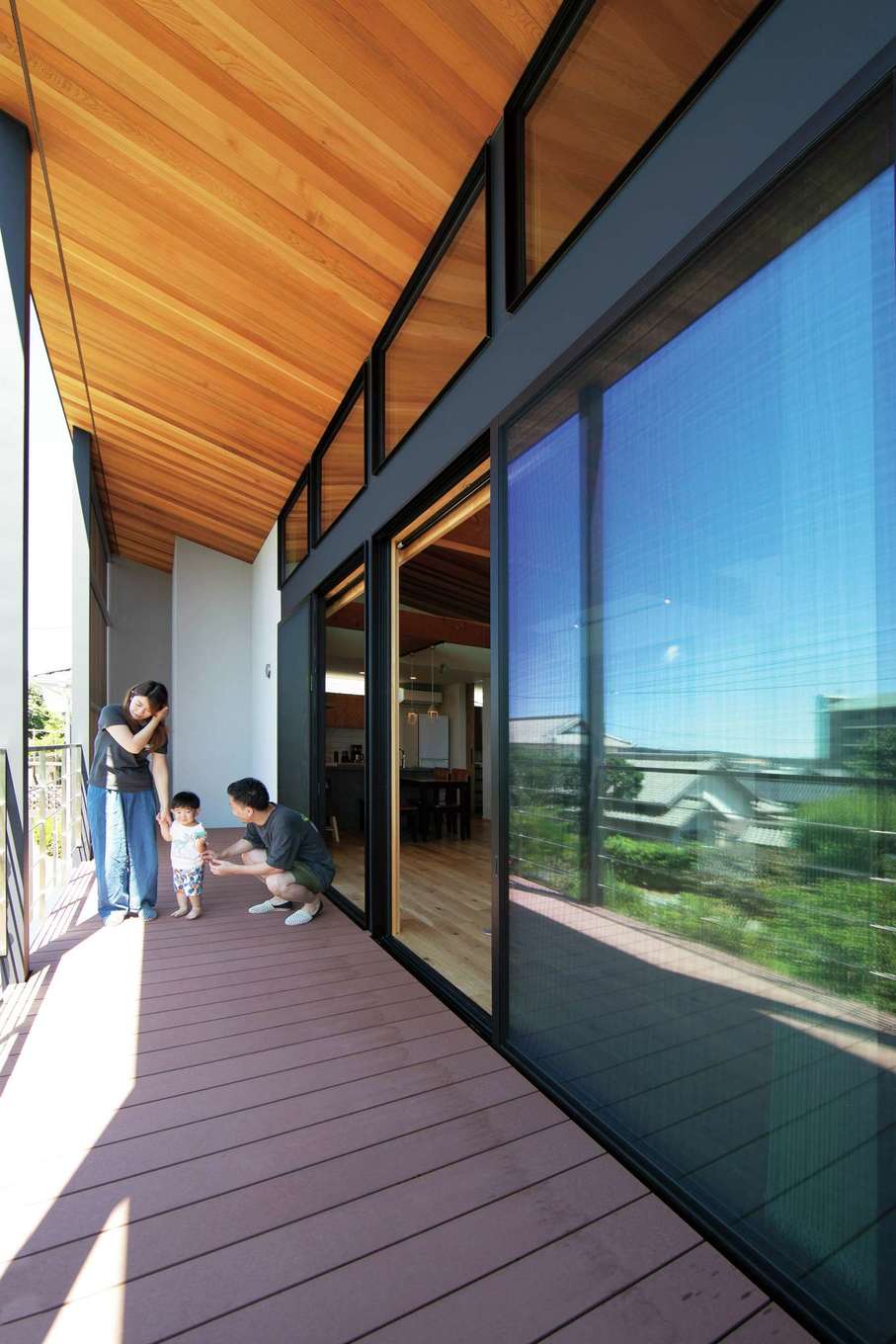 TENアーキテクツ 一級建築士事務所【デザイン住宅、間取り、建築家】全長12mを超えるオープンデッキ。水栓も設置して、BBQや子どもプールを楽しめる