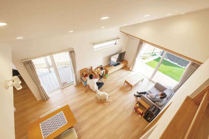 ロフトから見下ろすリビング。ダウンライトを多用しスッキリとした勾配天井に