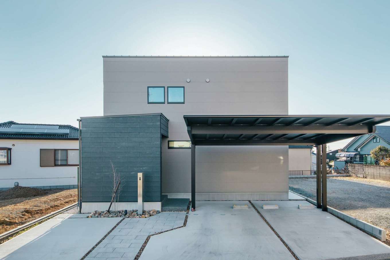  ソラマド浜松【デザイン住宅、子育て、間取り】大小素材の異なるBOXを組み合わせたようなスタイリッシュモダンな外観デザイン。2階の窓から美しい眺望も楽しめる