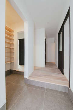 大容量のクローゼットを備えた玄関ホール。常にすっきりとして、美観を崩さずにキープできる