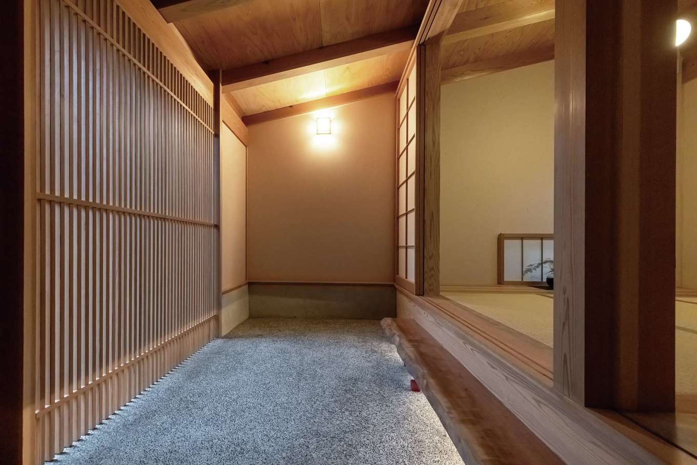 石牧建築【趣味、自然素材、省エネ】祭りの参加者をもてなすときにも重宝する広い土間玄関