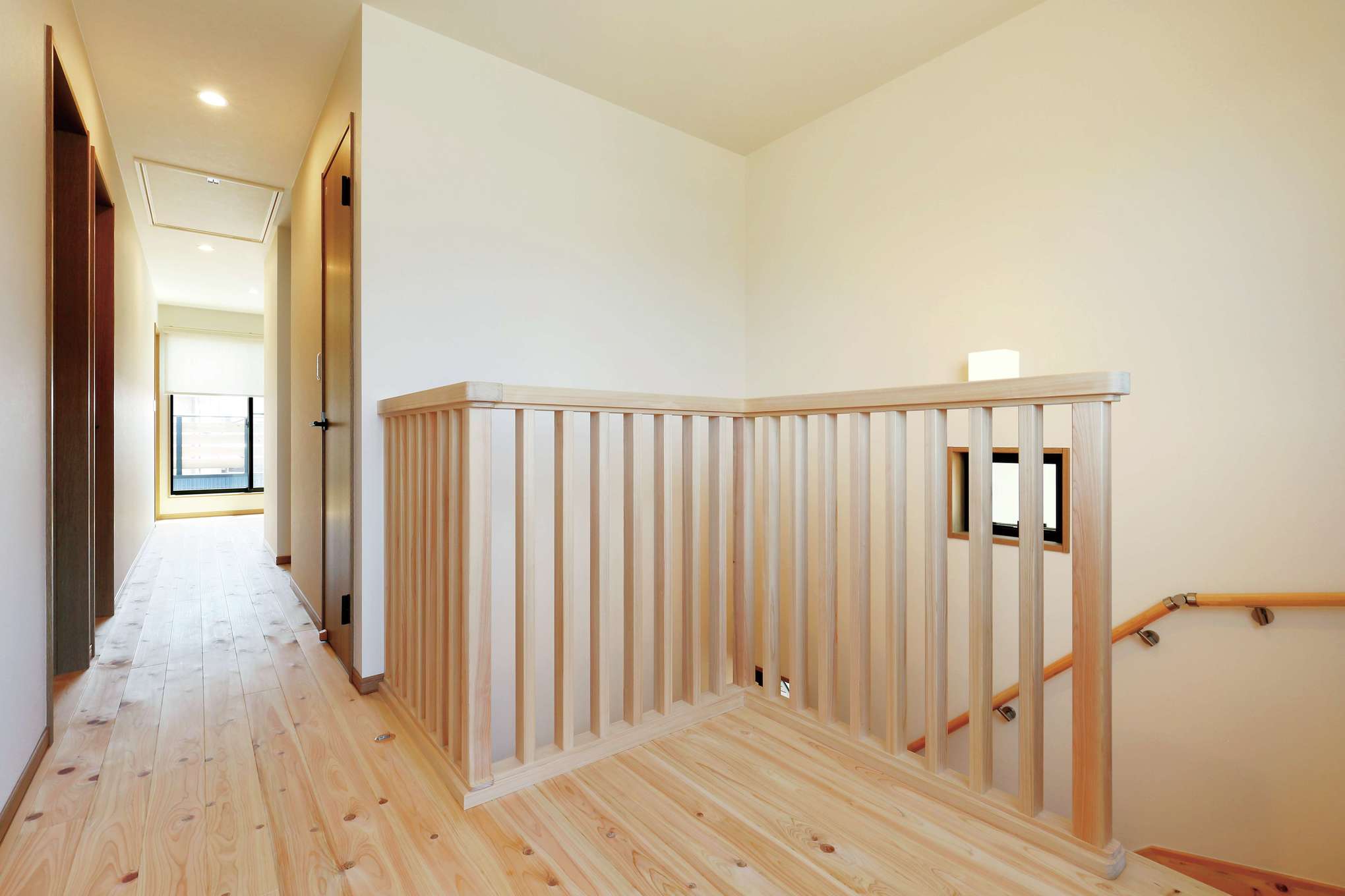 フジモクの家（富士木材）【デザイン住宅、収納力、自然素材】目線が遠くまで抜けて開放感あふれるフリースペース。大きな開口部からたっぷりの光と風を招き入れる