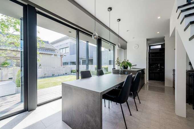 料理しながら、食事しながら庭の景色を楽しめるように窓の位置と大きさを決めた。カーテンの要らない暮らしが心地いい