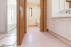 洗面スペースと脱衣室は来客時に配慮して、引き戸で仕切れるようにした