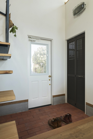 リビングに直接つながる玄関。視界を遮るものを排し、圧倒的な開放感を実現した