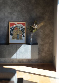 テレビの背面にはモルタル調のクロスをセレクト。同じような柄のテレビ台も浮かせて掃除のしやすさにもこだわった