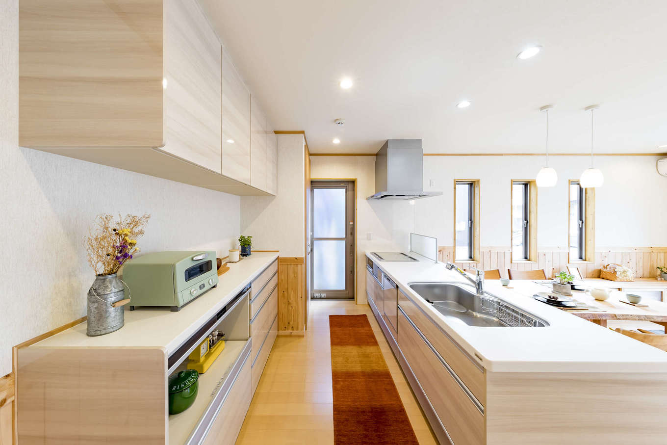 ガレージハウス ISHIKAWA/石川興建【和風、夫婦で暮らす、間取り】無垢のフローリングが心地良いリビングダイニングに合わせ、キッチンも明るい木目調でコーディネート