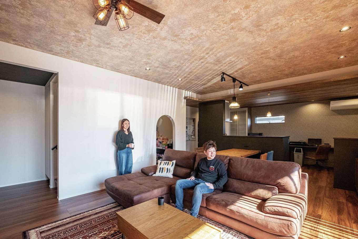 静鉄ホームズ【デザイン住宅、収納力、間取り】2.7mの天井高とウッドデッキ越しに招かれる開放感が大きなリラックスを運ぶ