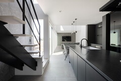 モダンなデザインのリビングダイニング。大きな窓から光が差し込み、明るく開放的な空間を演出。シンプルな家具配置が洗練された印象を与えている。