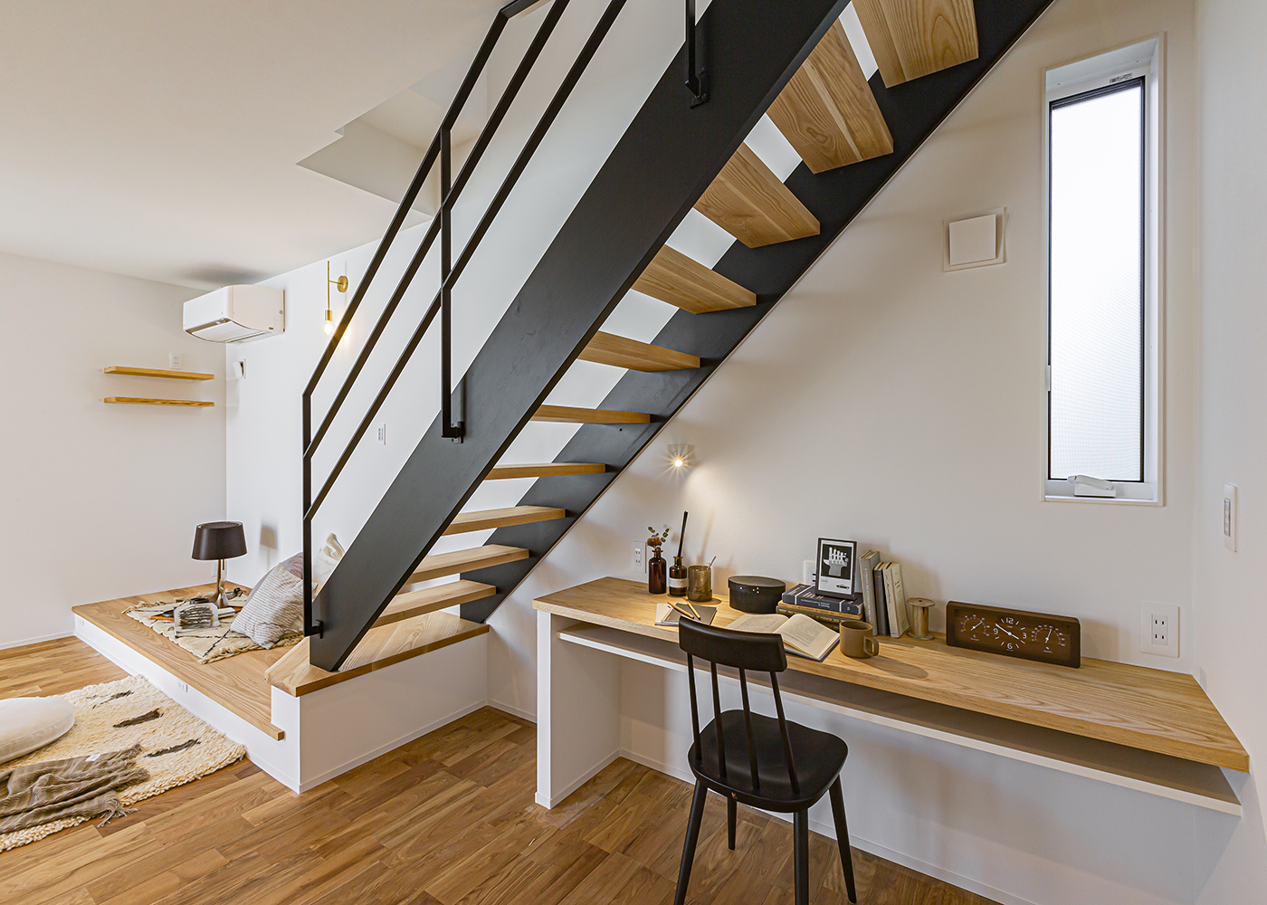 ARRCH アーチ【デザイン住宅、間取り、建築家】階段下に設けたスタディコーナー