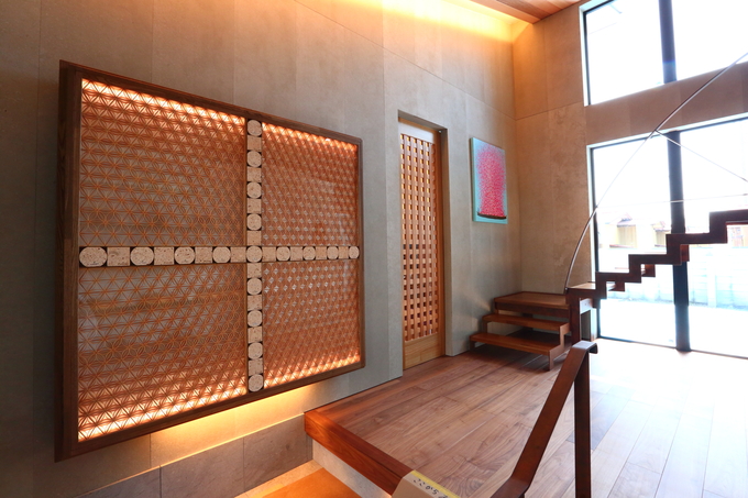 玄関も豪華に見せる工夫が満載