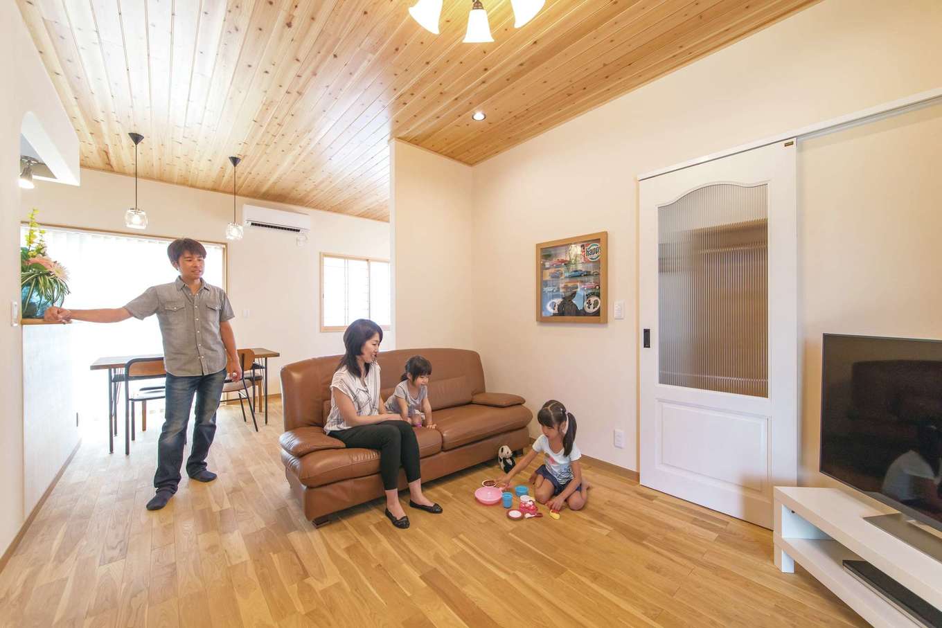 アキヤマ【自然素材、間取り、ガレージ】自然素材がふんだんに使われ、家族がなごめるリビング　