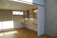 造作カウンターと棚を設けることで、仕事や読書、趣味の時間など、用途に応じて使いやすい空間としました。
生活空間と緩やかにつながりながらも、集中できる距離感を大切にしています。