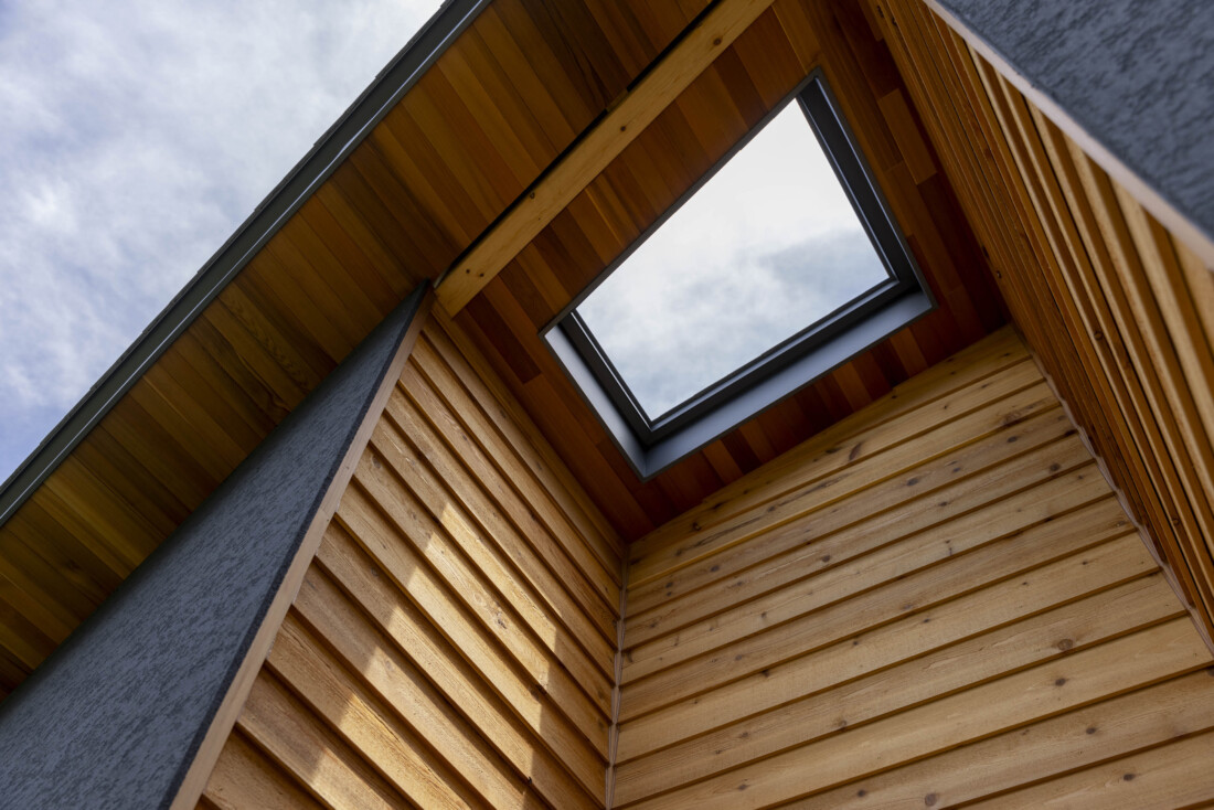 チェックハウス｜天窓越しに見える空が美しい外観。木とコンクリートの調和がモダンでスタイリッシュ。