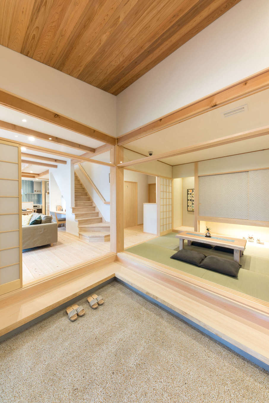 福工房【三島市松本27-1・モデルハウス】広い土間は福工房の特徴。和室・リビングとつながる間取りは、引き戸を開け閉めすることで、いろんなシーンに対応できる