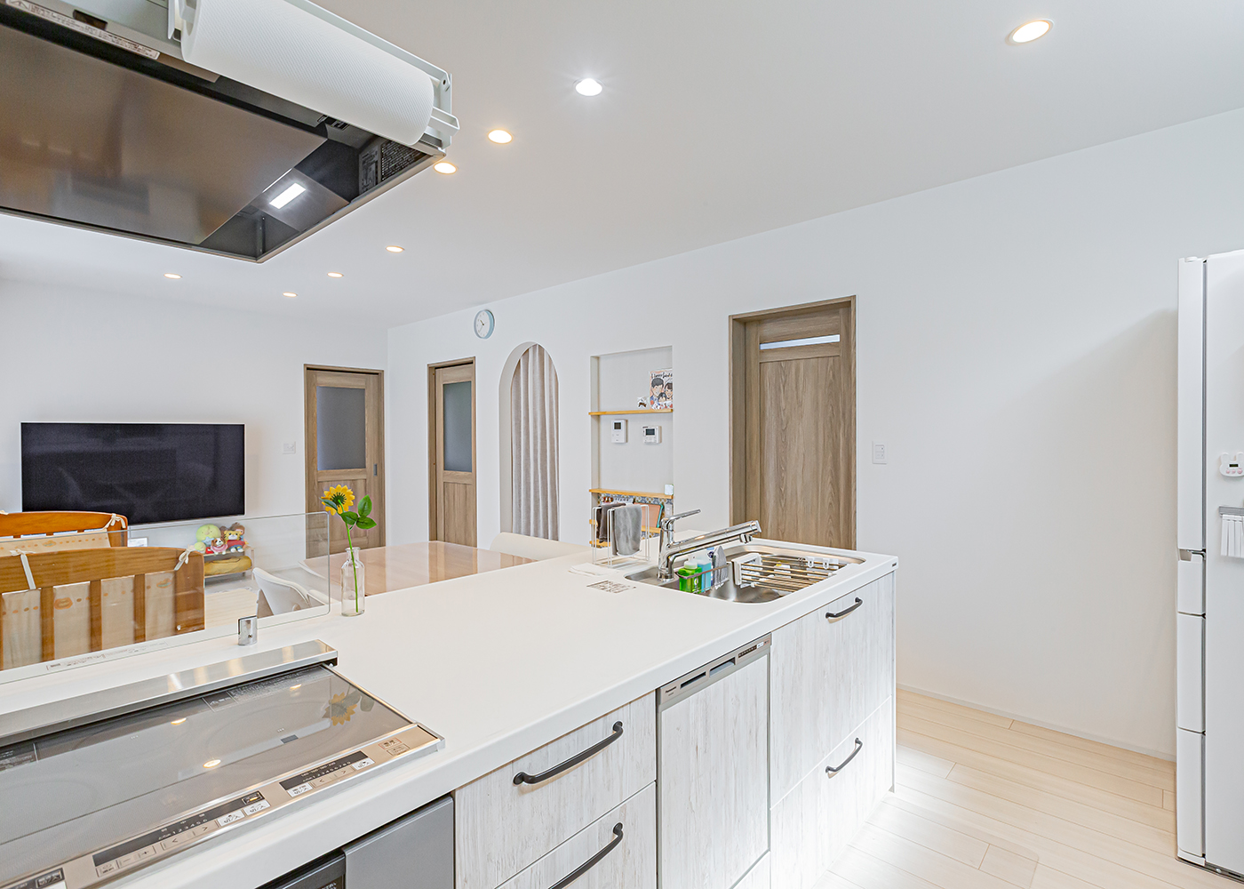 cozy house（小塚建設）【子育て、間取り、インテリア】LDKを見渡せるフルフラットキッチン。水回りへも近く、子育て中も便利な間取り
