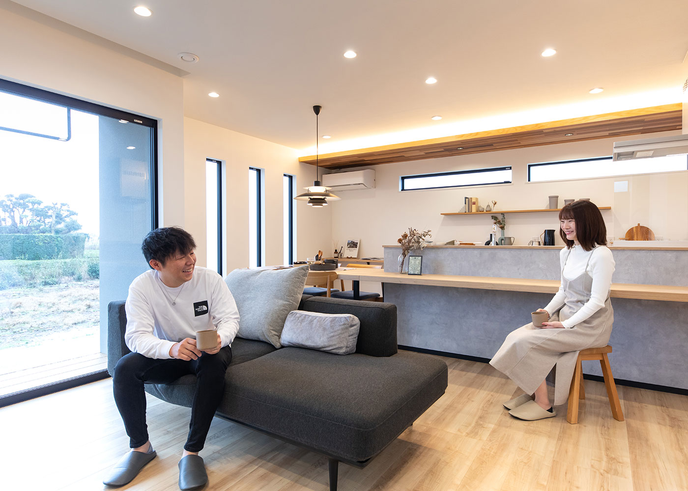 KUREKEN HAUS（榑林建設）【デザイン住宅、収納力、ペット】ゆったりとしたLDKは、暮らしのメインスペース。色味を抑えたナチュラルな雰囲気に、グレーやブラックがアクセントをプラスしたスタイリッシュな空間