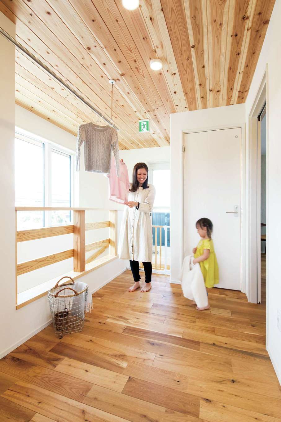 アンシンハウズ【豊田市高丘新町上平地116-6・モデルハウス】部屋干しスペースは、季節や時間帯を問わないのでワーキングママにも好評。上部が木目になっていておしゃれな空間