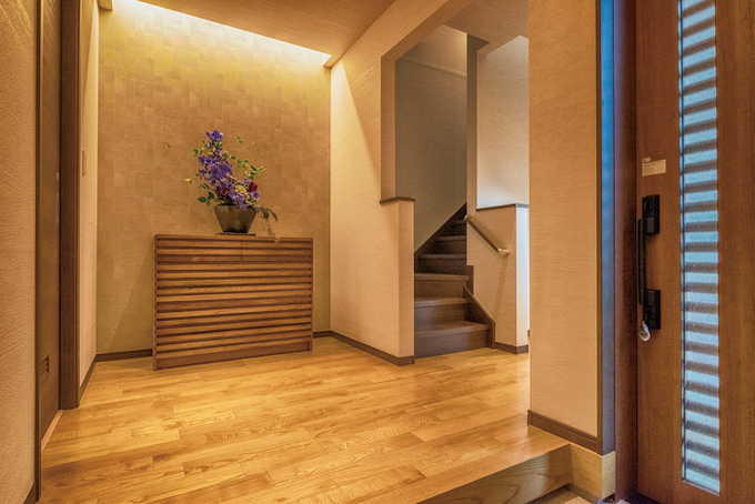 玄関には大容量のシューズクロークを完備。入って右手にトイレ
、左手にお風呂と洗面がある