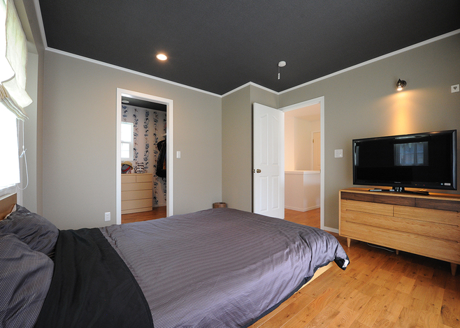 グレーの同系色のクロスを張って、リラックス効果を高めた主寝室。3畳のウォークインクローゼットも完備している