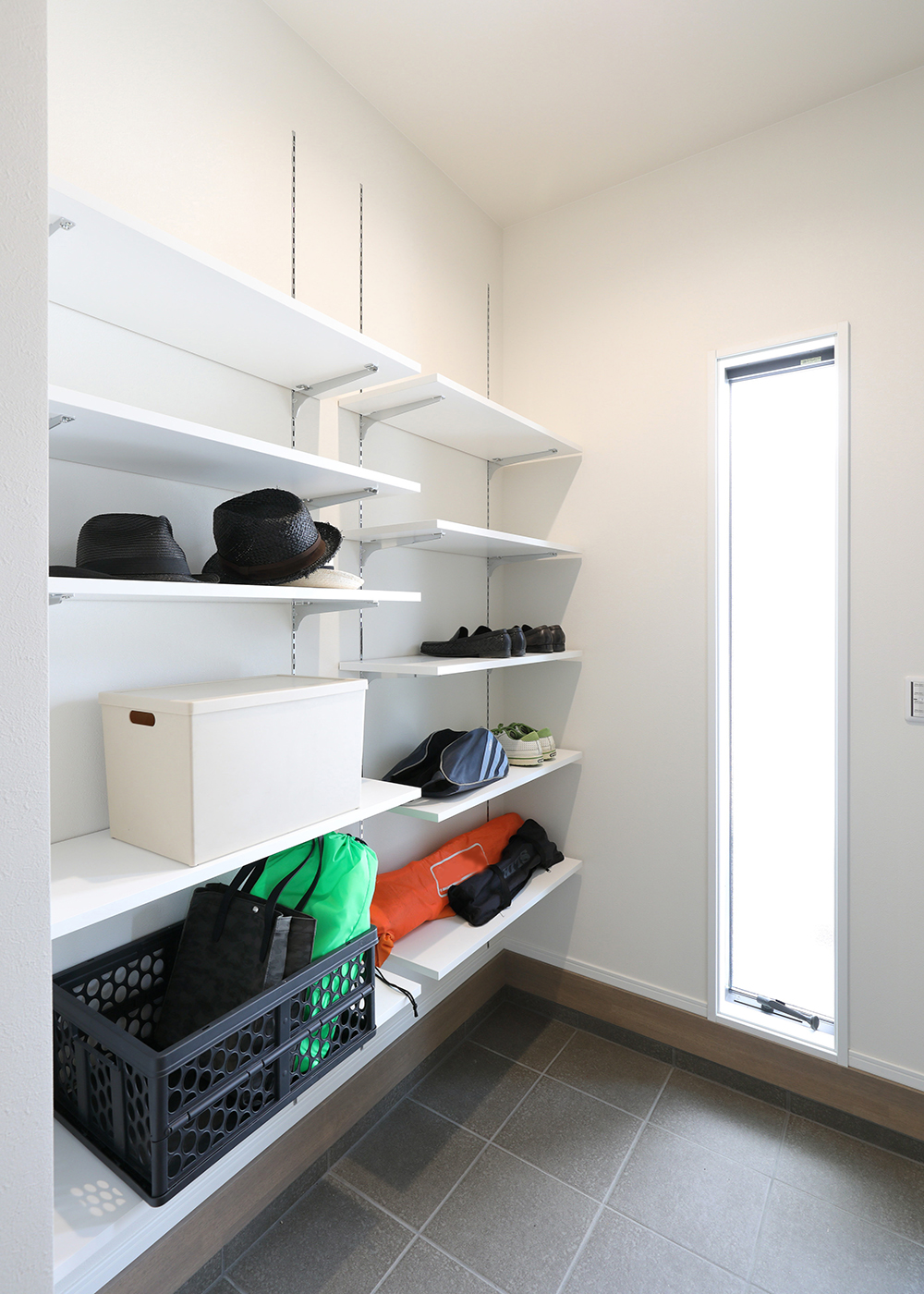 丸昇彦坂建設【デザイン住宅、和風、間取り】大容量収納可能な、シューズクローク。アウトドアグッズもラクラク収納可能