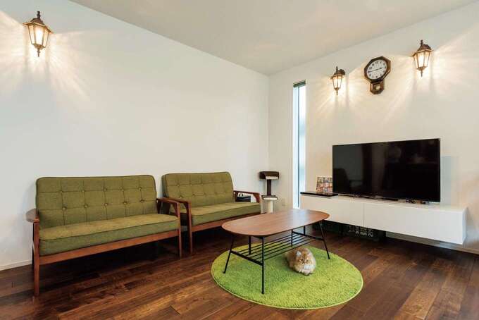 照明、時計、ソファなど、厳選したアイテムが自然素材の空間を豊かに彩る