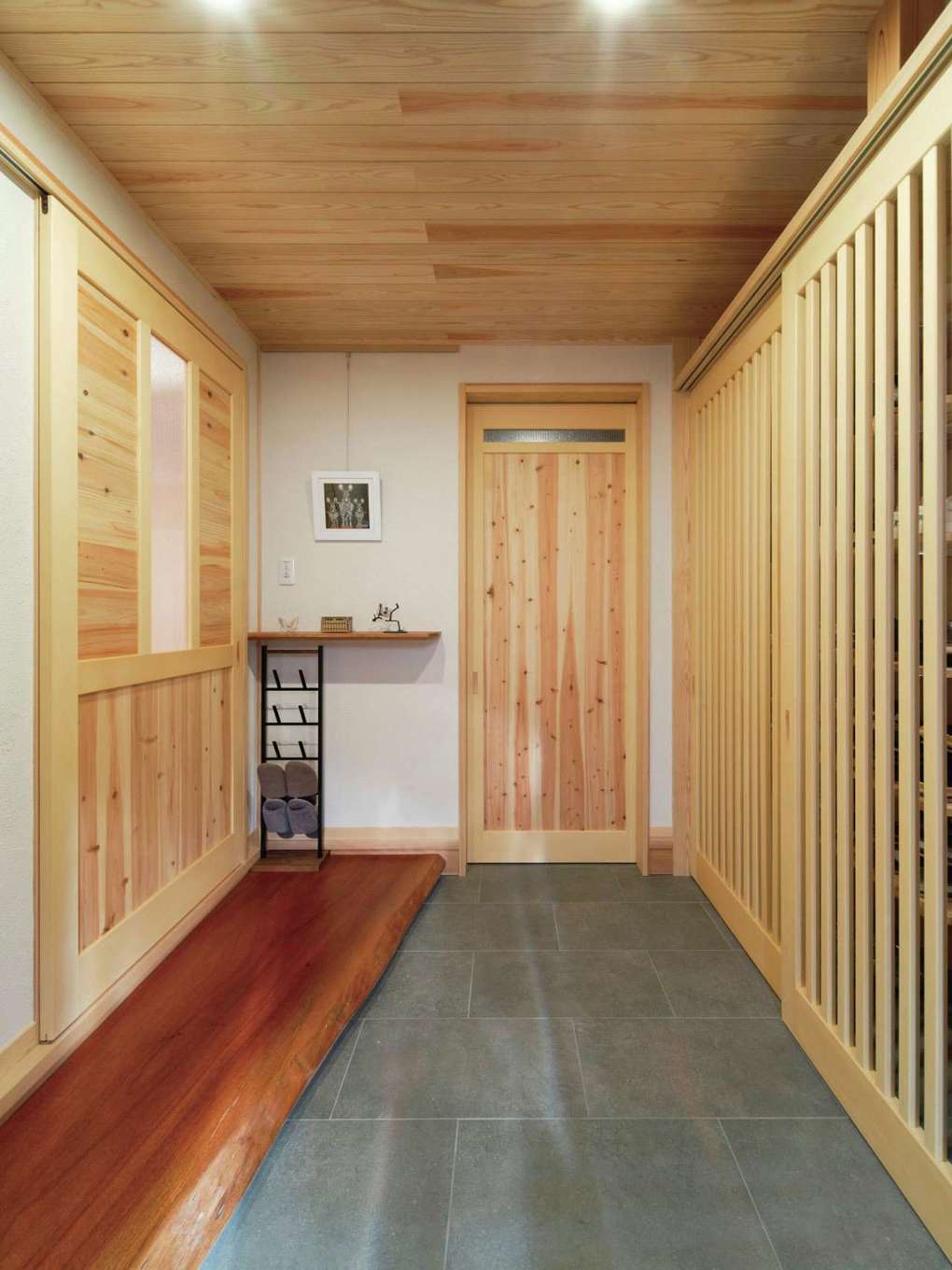 アクトホーム【自然素材、間取り、平屋】右手のシューズクロークは格子で間仕切り。正面のストックルームは通り抜け可能