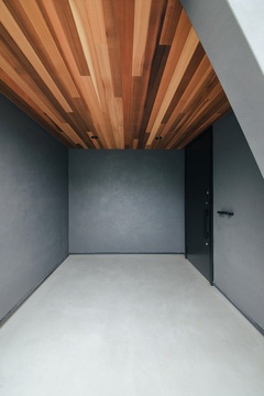 玄関ポーチは、かなり広いカバードポーチに。自転車等を置くのに便利なスペース。そして、軒天井は、レッドシダーで空間にメリハリをつけおしゃれな空間に…。