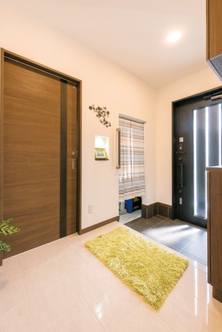 居酒屋では自家栽培の野菜を提供。菜園での作業道具も保管できる、玄関のシューズクローゼットが便利