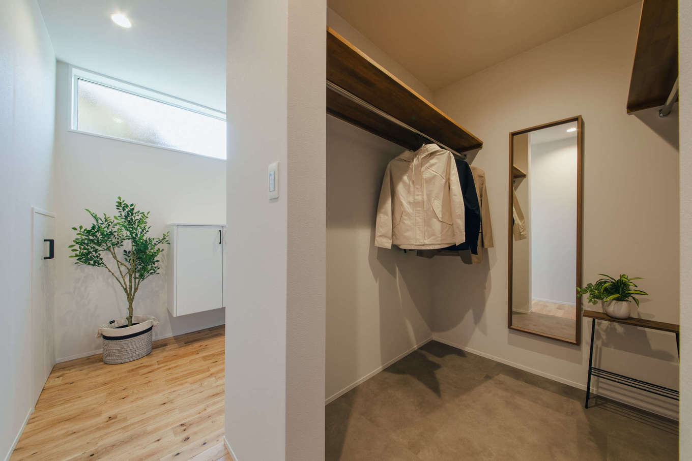 DAITOKU（大得工務店）【デザイン住宅、子育て、間取り】玄関ホールに隣接したクローゼットにはアウターやバッグなどお出かけ前にさっと取り出したいものを収納するのに便利