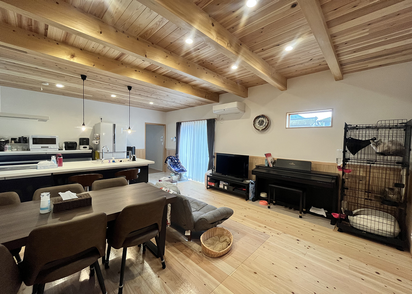 まつざわ建築【デザイン住宅、子育て、自然素材】玄関ホールからの眺め。1階は仕切りや段差がないバリアフリーの大空間で、キッチンから全体を見渡せる