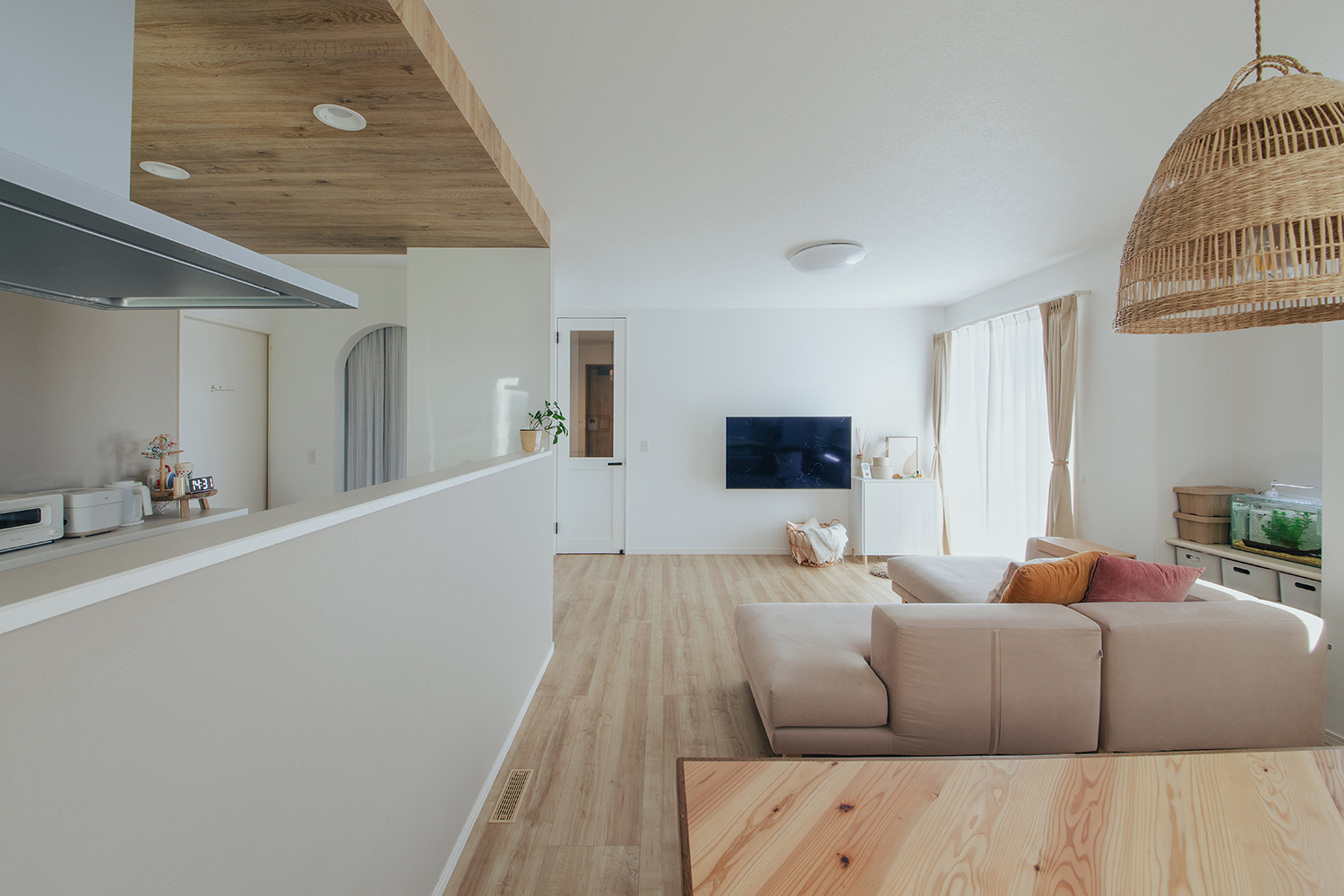 子育て安心住宅 Design Craft Office【デザイン住宅、子育て、間取り】キッチンの木目の下がり天井とダイニングのペンダント照明がぴったりマッチ