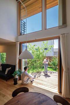 ご主人の趣味はお酒と料理。自ら作ったつまみを、キッチンからデッキテラスへ。落葉樹や果樹など季節の移ろいが楽しめる庭の景色を愛でながら、夫婦でガーデンライフを満喫する。マンションではできなかった燻製にもチャレンジ予定。友人からはBBQ開催を望む声も。