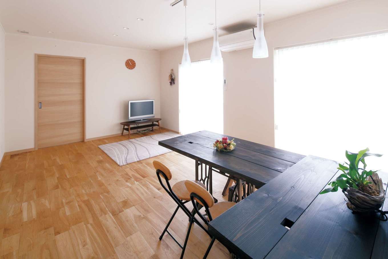 静鉄ホームズ【二世帯住宅、省エネ、間取り】古いミシンをリメイクしたテーブルもなじむ2階LDK。将来の同居に備え、2階はフレキシブルな造りになっている