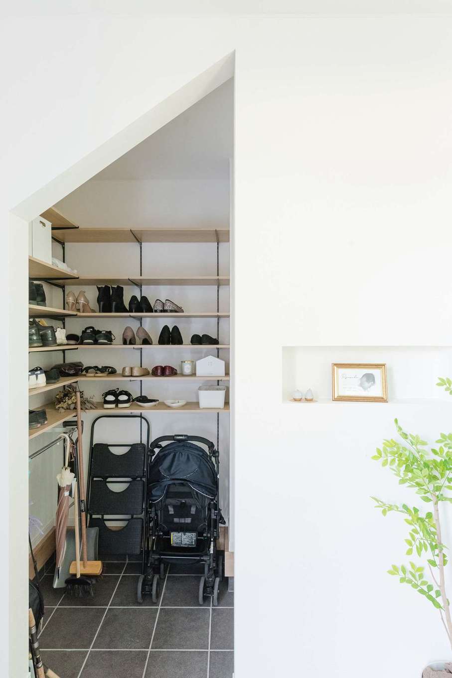 HAPPY HOUSE（山田工務店）【1000万円台、デザイン住宅、子育て】斜めの入口がキュートなシューズクロークは広さも機能性も十分。右手奥はそのまま脱衣室につながり、背中側には来客も利用する洗面コーナーとトイレを配置。暮らし方への要望が間取りにしっかりと落とし込まれている