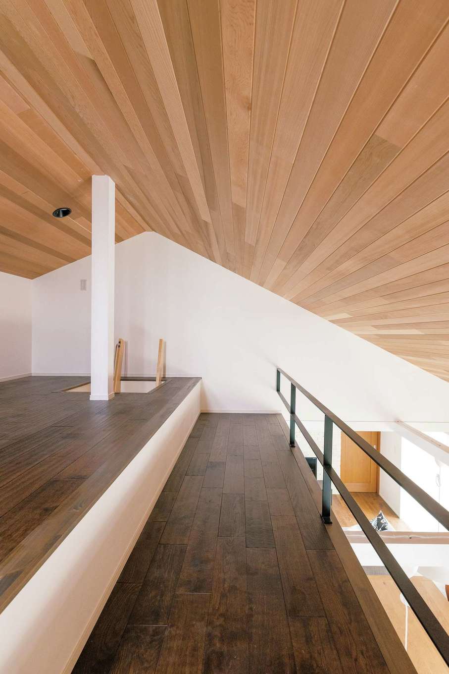 nattoku住宅｜ロフトはそのまま活かし、床と天井を無垢板に張り替えた。雛人形や五月人形など大きな季節物を収納するほか、ご主人の書斎にもなるボーナス空間