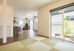 左の来客専用通路で、玄関からすぐに案内できる和室。プライベートゾーンと区切ることができるのでゲストもゆったり寛げる