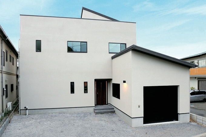 外壁は日本平ホテルでも採用されたサンドエレガンテを使用。天然の貝や雲母石、土、砂などの自然素材で構成され、劣化を防ぎ、耐候性にも優れる