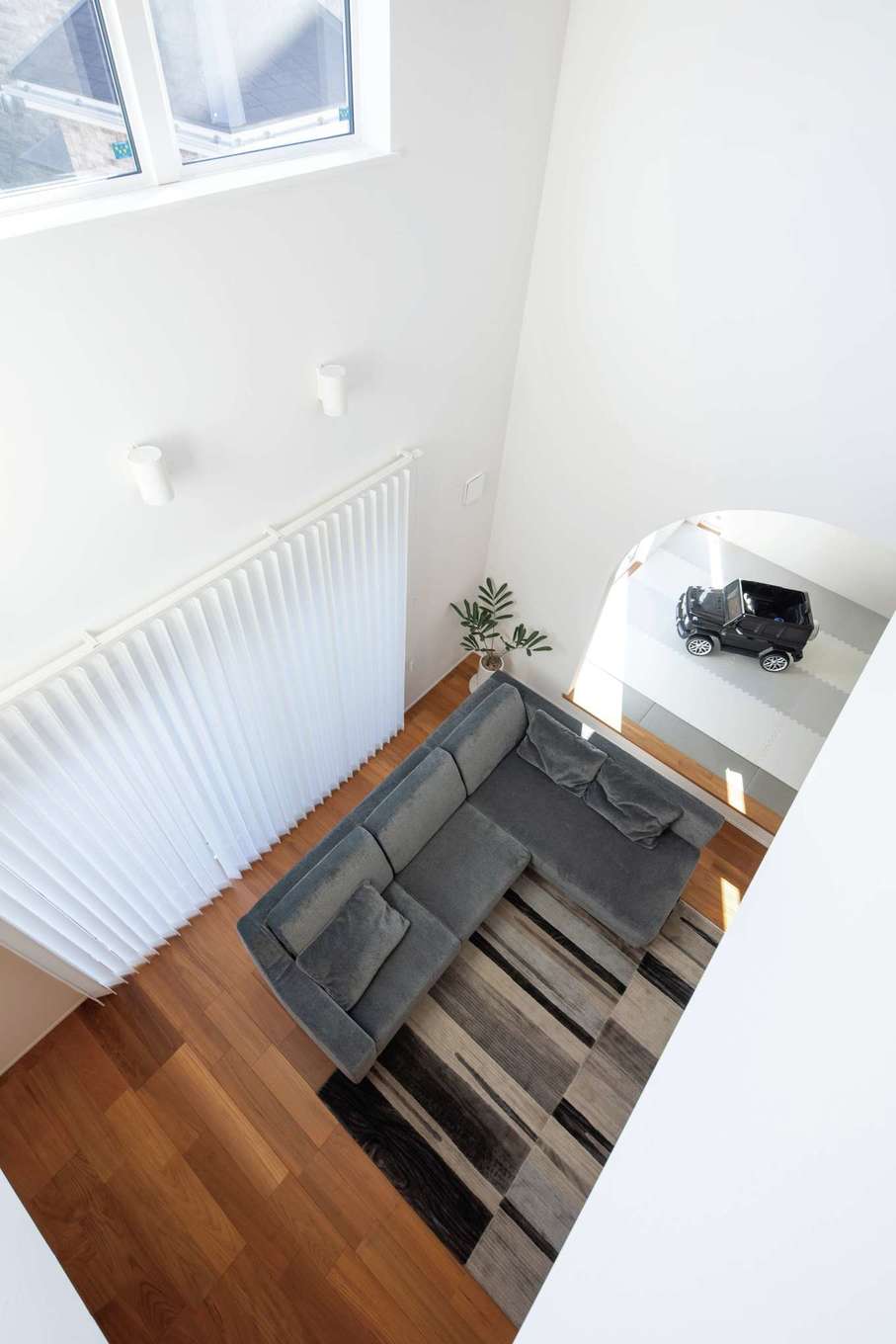 静鉄ホームズ【デザイン住宅、間取り、インテリア】R曲線に設計した壁が、リビングの吹き抜けをダイナミックに演出する