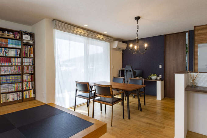 ダイニングの一角にリモートワークスペースを設置