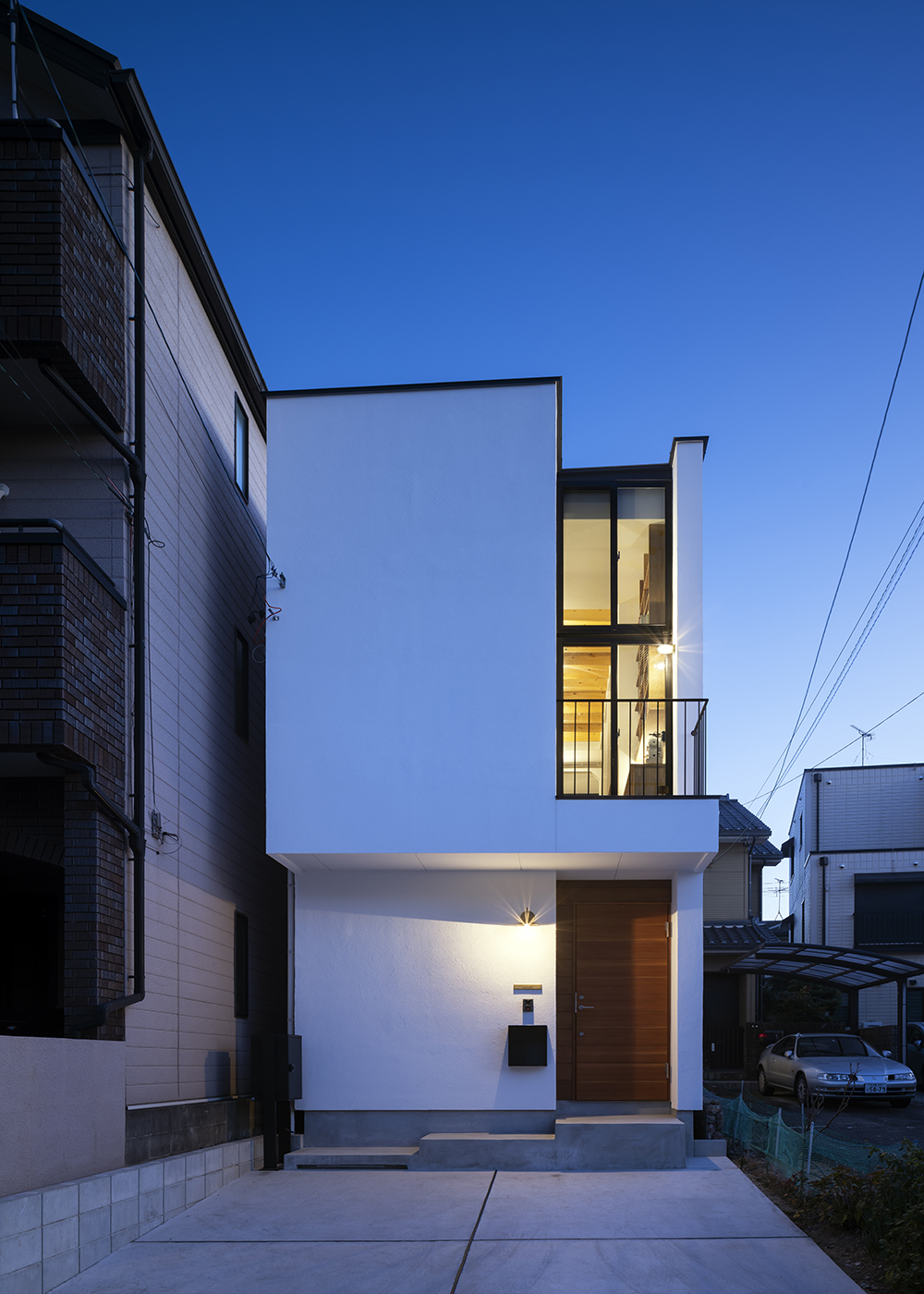 NATUREスペース【狭小住宅、建築家、スキップフロア】ライトアップされた夜の外観